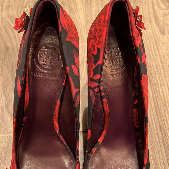 HP 9/30🔥🔥Tory Burch satin wedges. Amazing dimensional detail. Almost new. - Picture 12 of 17